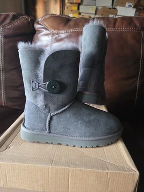 UGG Bailey Button II Boots – Grey